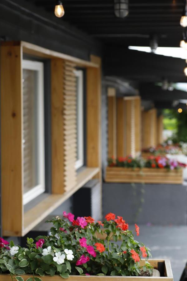 The Vine On Main Motel Stamford Exterior photo
